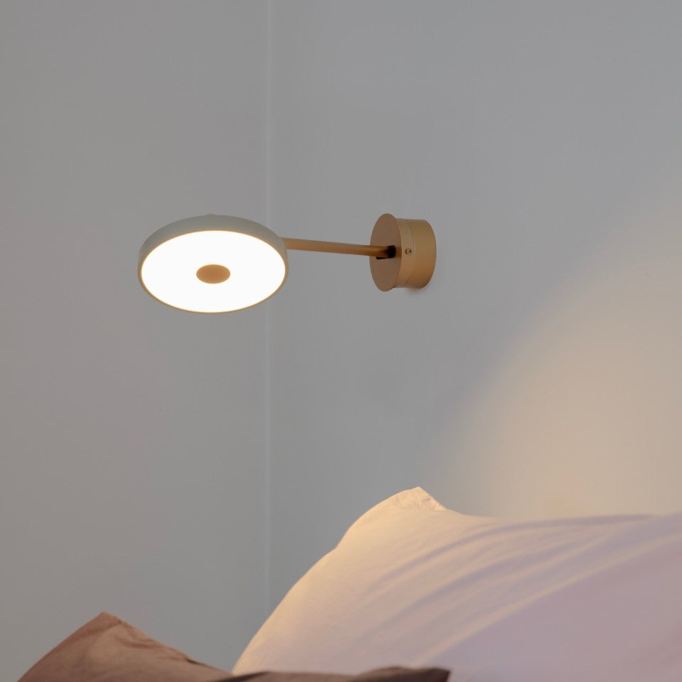 Asteria Wall væglampe, lysegrå (mist) og messing • UMAGE - Copenhagenhomedesign