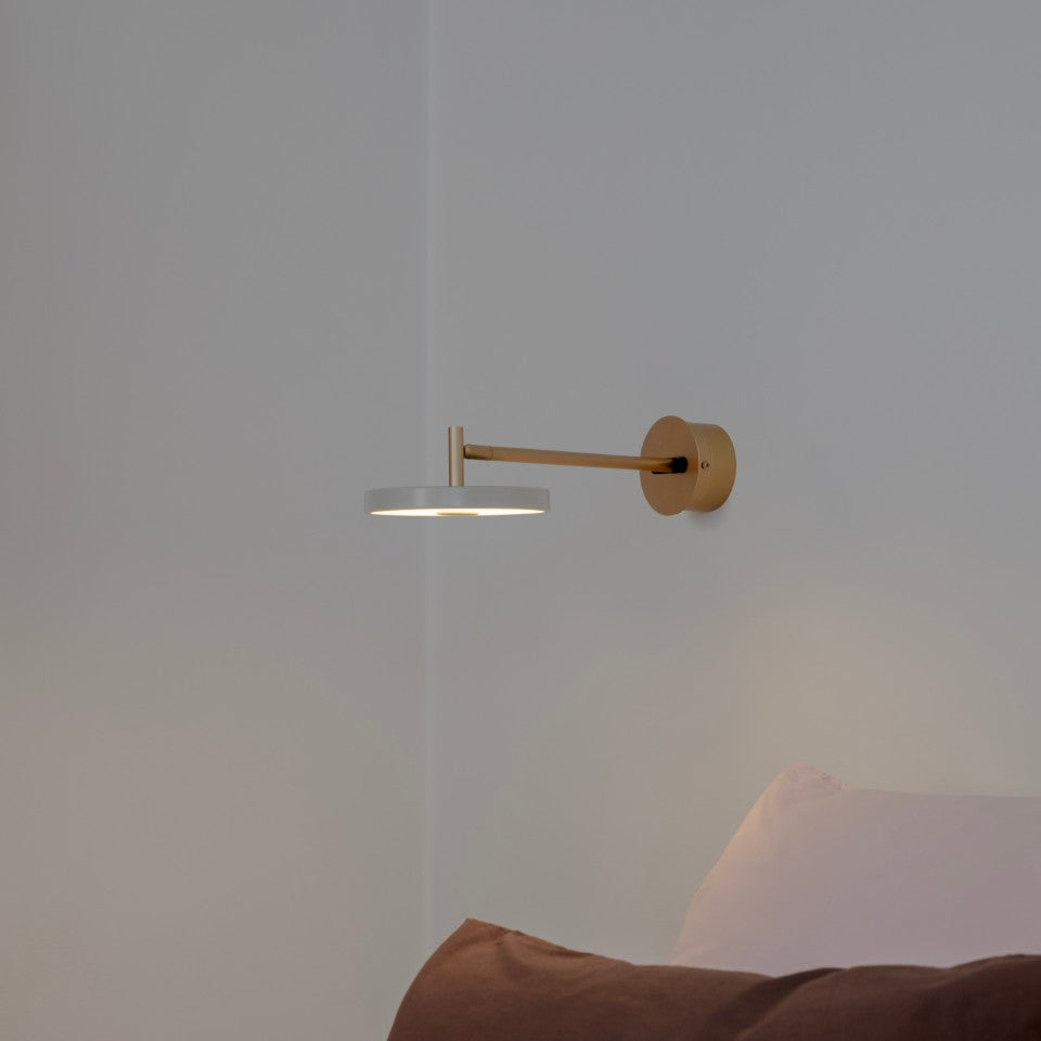 Asteria Wall væglampe, lysegrå (mist) og messing • UMAGE - Copenhagenhomedesign