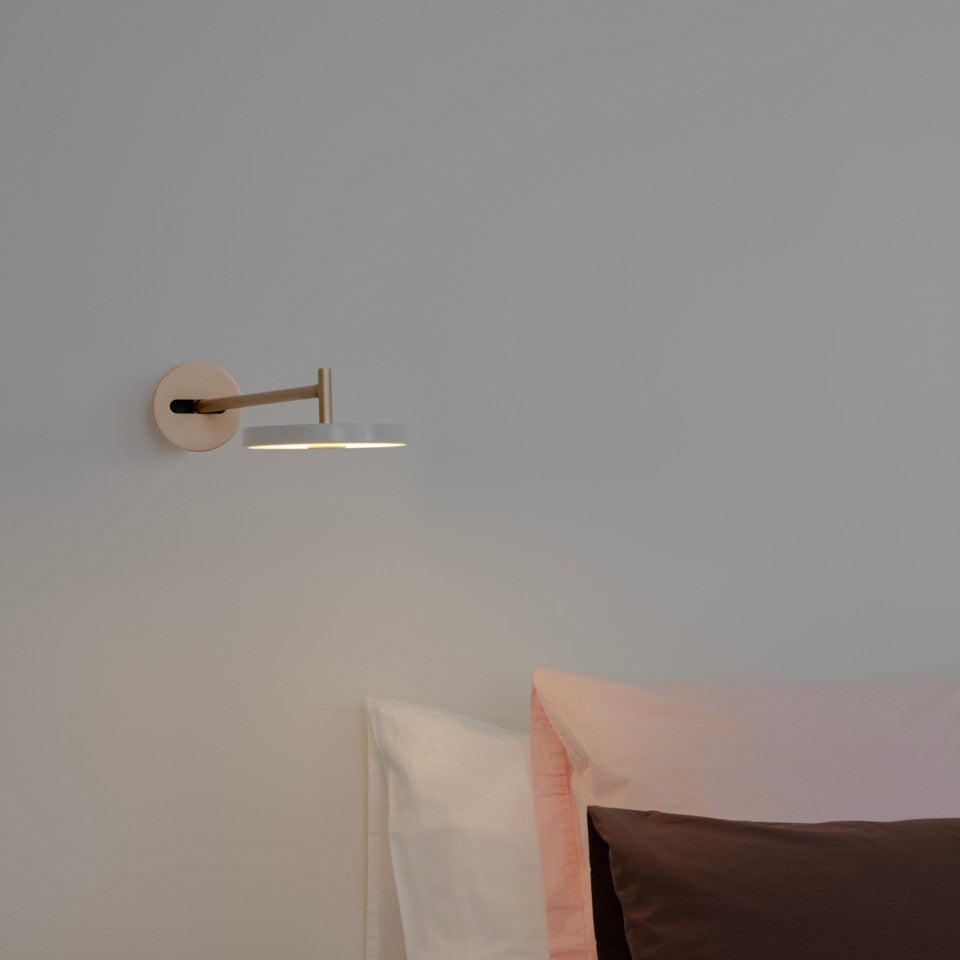 Asteria Wall væglampe, lysegrå (mist) og messing • UMAGE - Copenhagenhomedesign