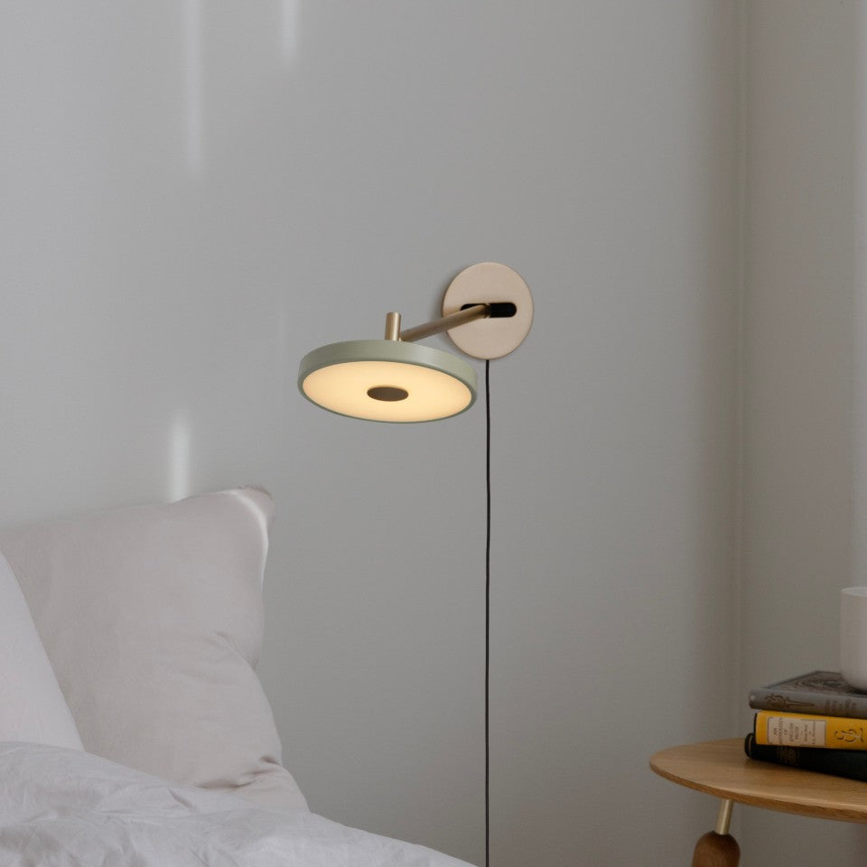 Asteria Wall væglampe, oliven og messing • UMAGE - Copenhagenhomedesign