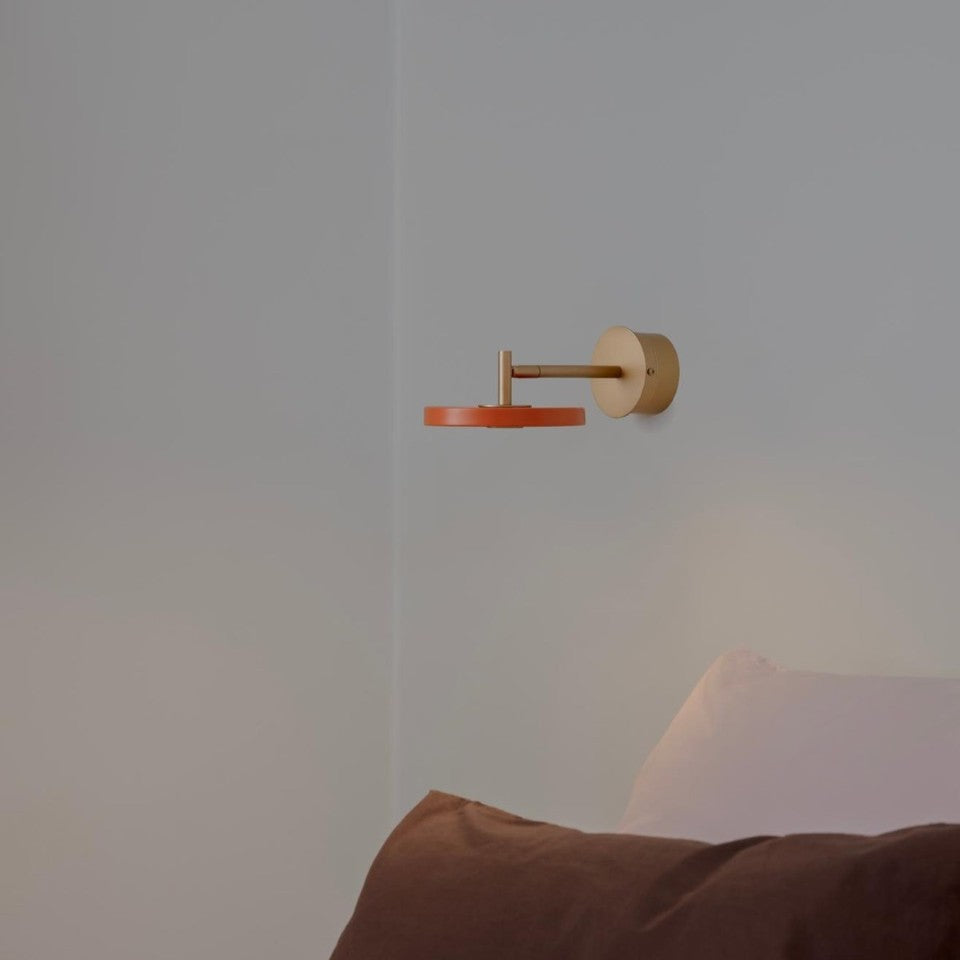 Asteria Wall væglampe (med hardwire add on), orange og messing • UMAGE - Copenhagenhomedesign