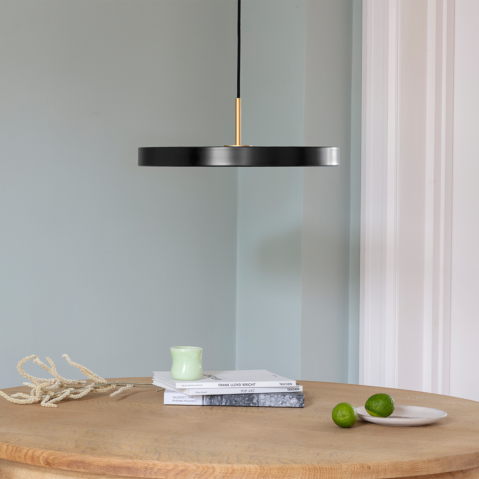 Asteria pendel, sort og messing • UMAGE - Copenhagenhomedesign