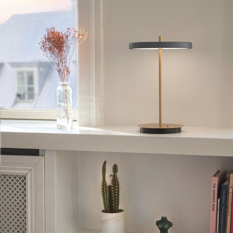 Asteria Move portable bordlampe, grå og messing • UMAGE - Copenhagenhomedesign