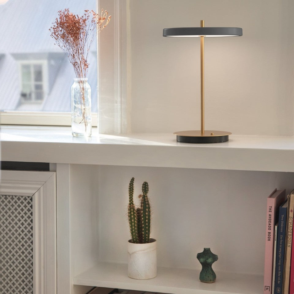 Asteria Move portable bordlampe, grå og messing • UMAGE - Copenhagenhomedesign