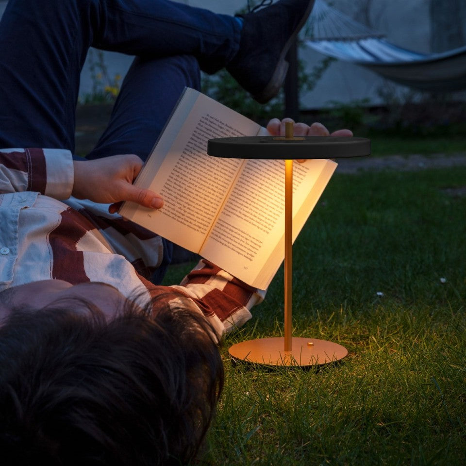 Asteria Move portable bordlampe, grå og messing • UMAGE - Copenhagenhomedesign