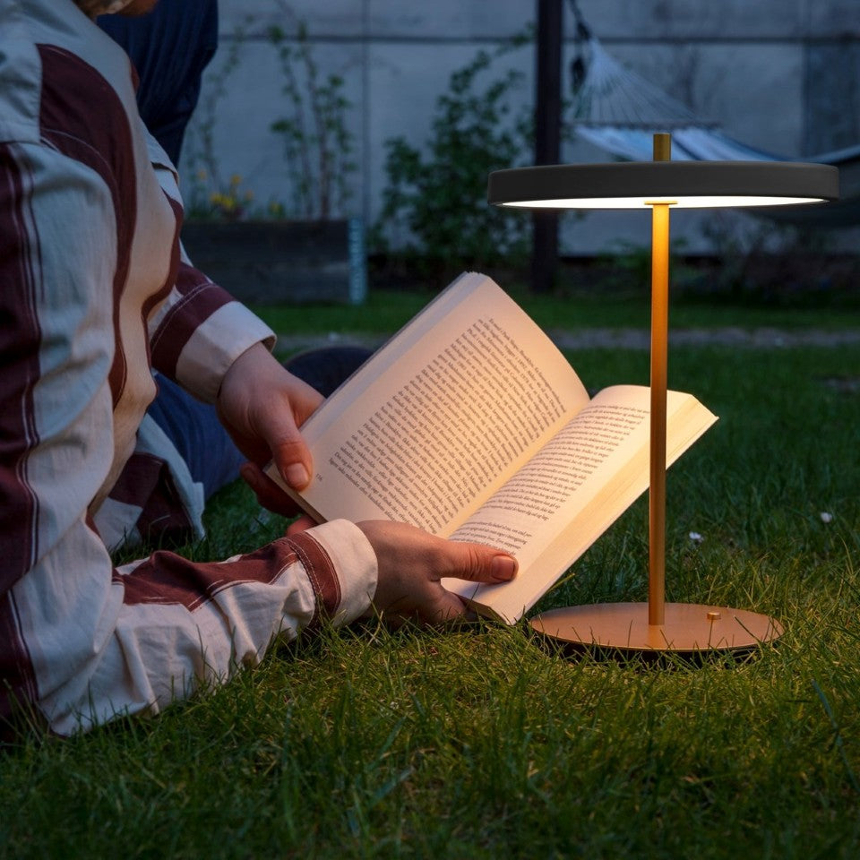 Asteria Move portable bordlampe, grå og messing • UMAGE - Copenhagenhomedesign