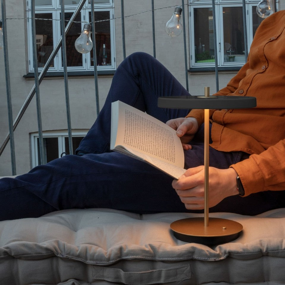 Asteria Move portable bordlampe, grå og messing • UMAGE - Copenhagenhomedesign