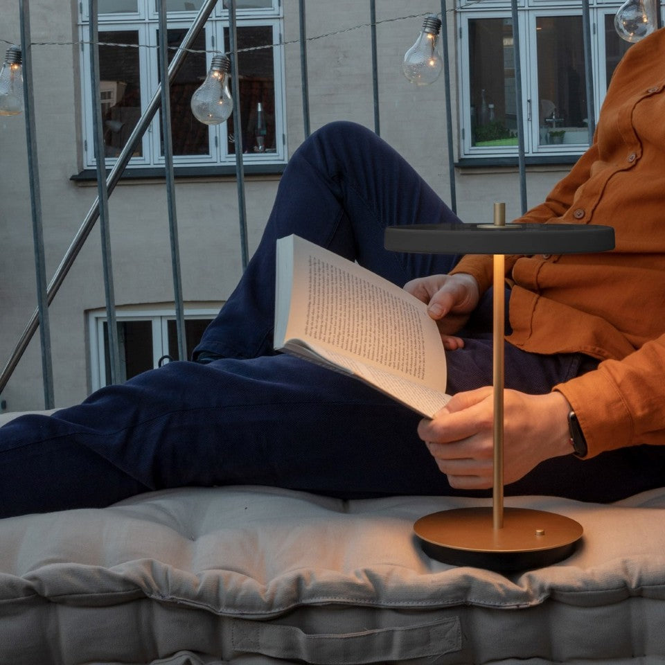 Asteria Move portable bordlampe, grå og messing • UMAGE - Copenhagenhomedesign