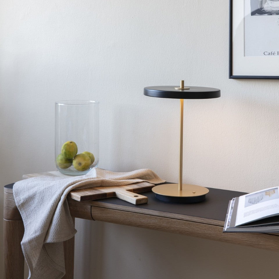 Asteria Move portable bordlampe, sort og messing • UMAGE - Copenhagenhomedesign