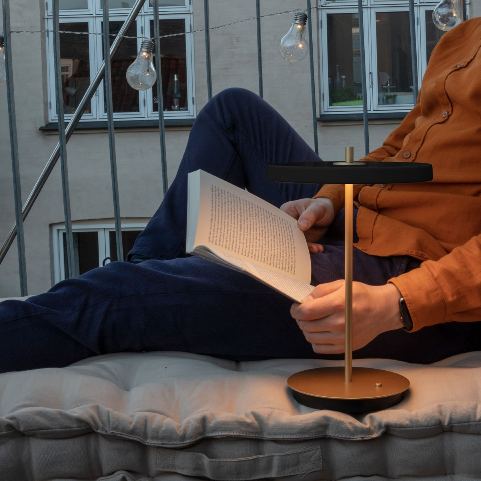 Asteria Move portable bordlampe, sort og messing • UMAGE - Copenhagenhomedesign