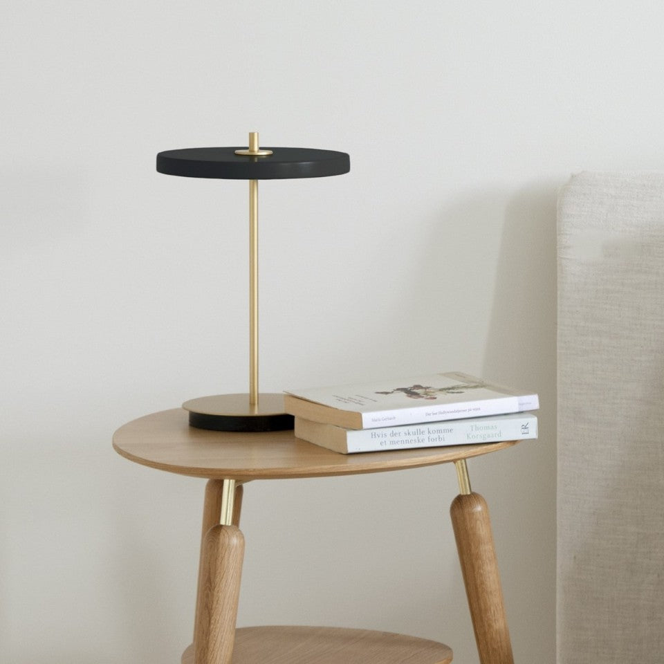 Asteria Move portable bordlampe, sort og messing • UMAGE - Copenhagenhomedesign