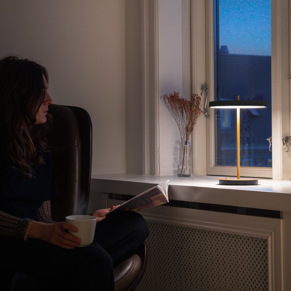 Asteria Move portable bordlampe, sort og messing • UMAGE - Copenhagenhomedesign