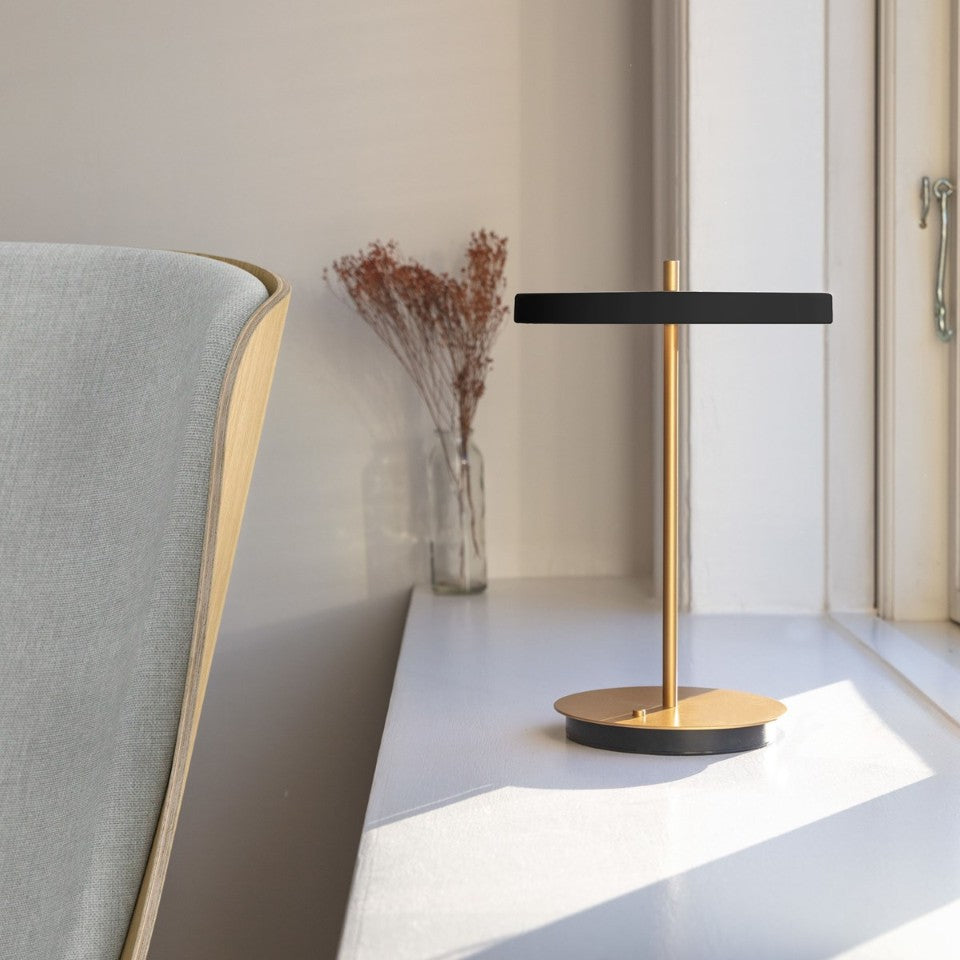 Asteria Move portable bordlampe, sort og messing • UMAGE - Copenhagenhomedesign