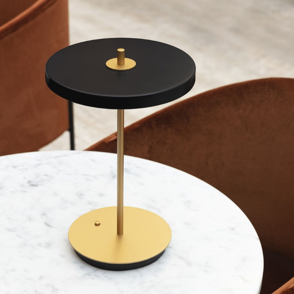 Asteria Move portable bordlampe, sort og messing • UMAGE - Copenhagenhomedesign