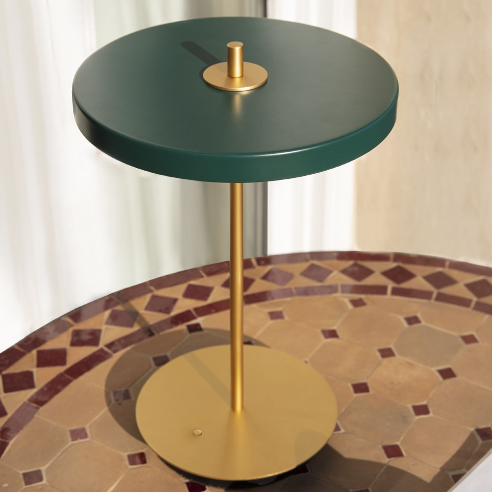 Asteria Move portable bordlampe, grøn og messing • UMAGE - Copenhagenhomedesign