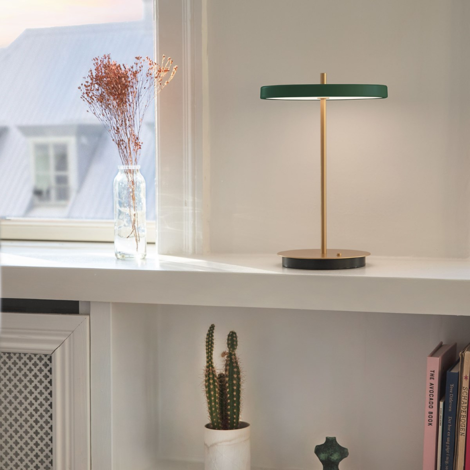 Asteria Move portable bordlampe, grøn og messing • UMAGE - Copenhagenhomedesign