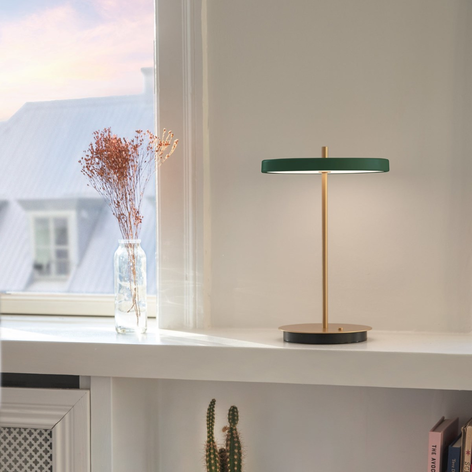 Asteria Move portable bordlampe, grøn og messing • UMAGE - Copenhagenhomedesign