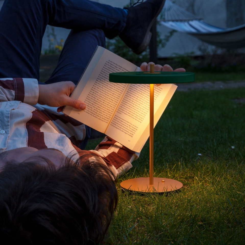 Asteria Move portable bordlampe, grøn og messing • UMAGE - Copenhagenhomedesign
