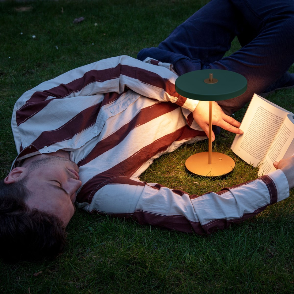 Asteria Move portable bordlampe, grøn og messing • UMAGE - Copenhagenhomedesign