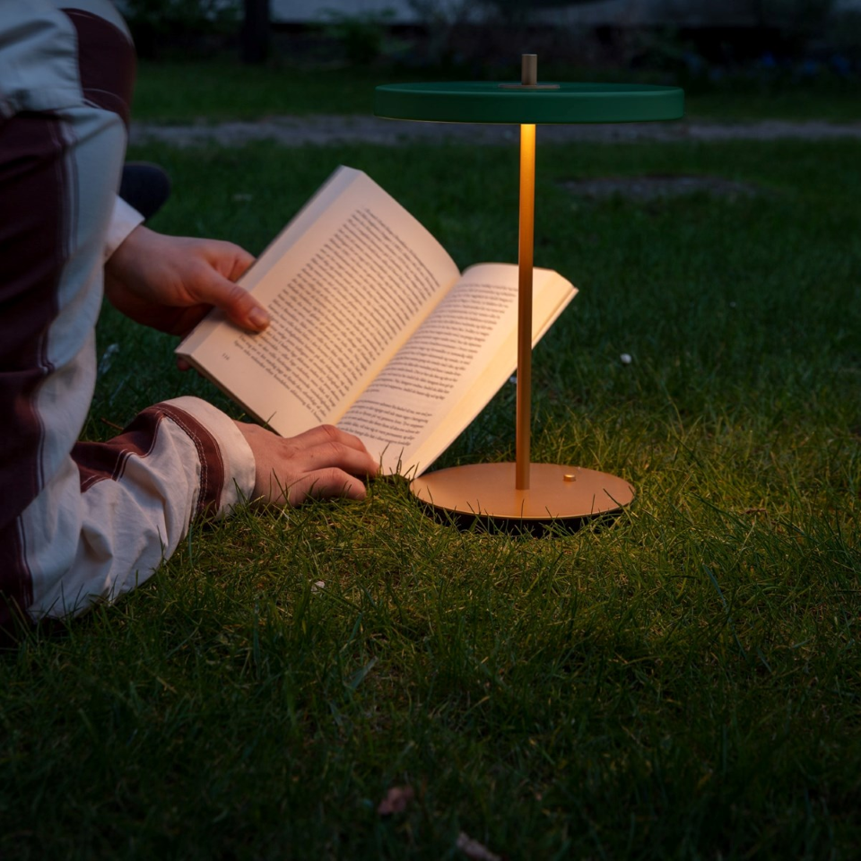 Asteria Move portable bordlampe, grøn og messing • UMAGE - Copenhagenhomedesign