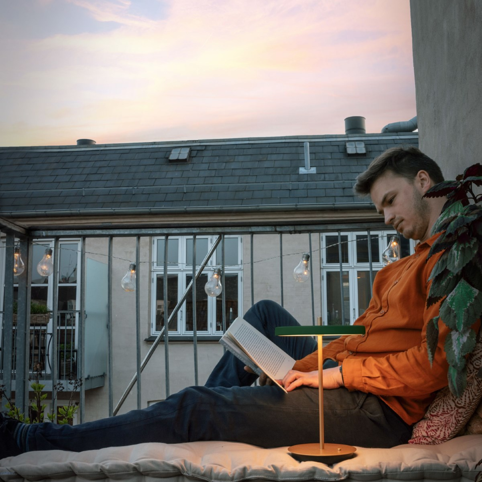 Asteria Move portable bordlampe, grøn og messing • UMAGE - Copenhagenhomedesign