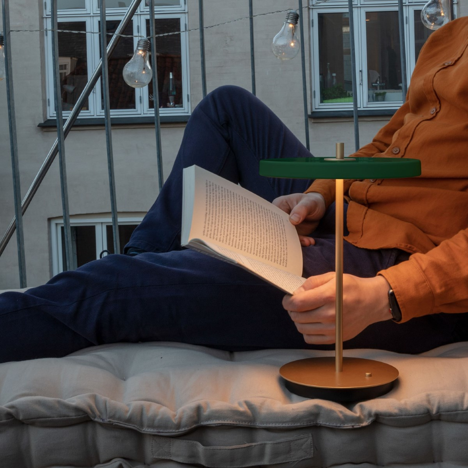 Asteria Move portable bordlampe, grøn og messing • UMAGE - Copenhagenhomedesign