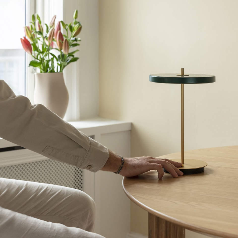 Asteria Move portable bordlampe, grøn og messing • UMAGE - Copenhagenhomedesign