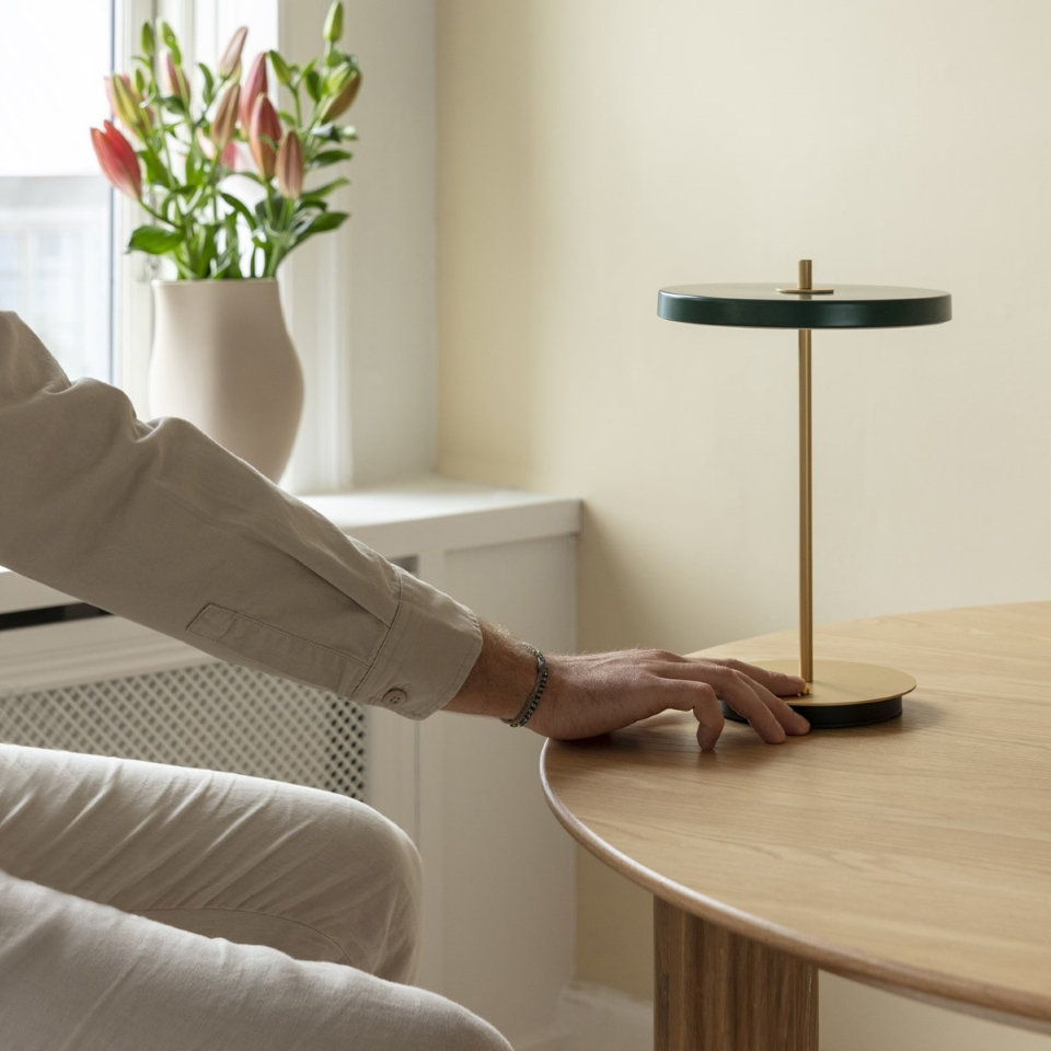 Asteria Move portable bordlampe, grøn og messing • UMAGE - Copenhagenhomedesign