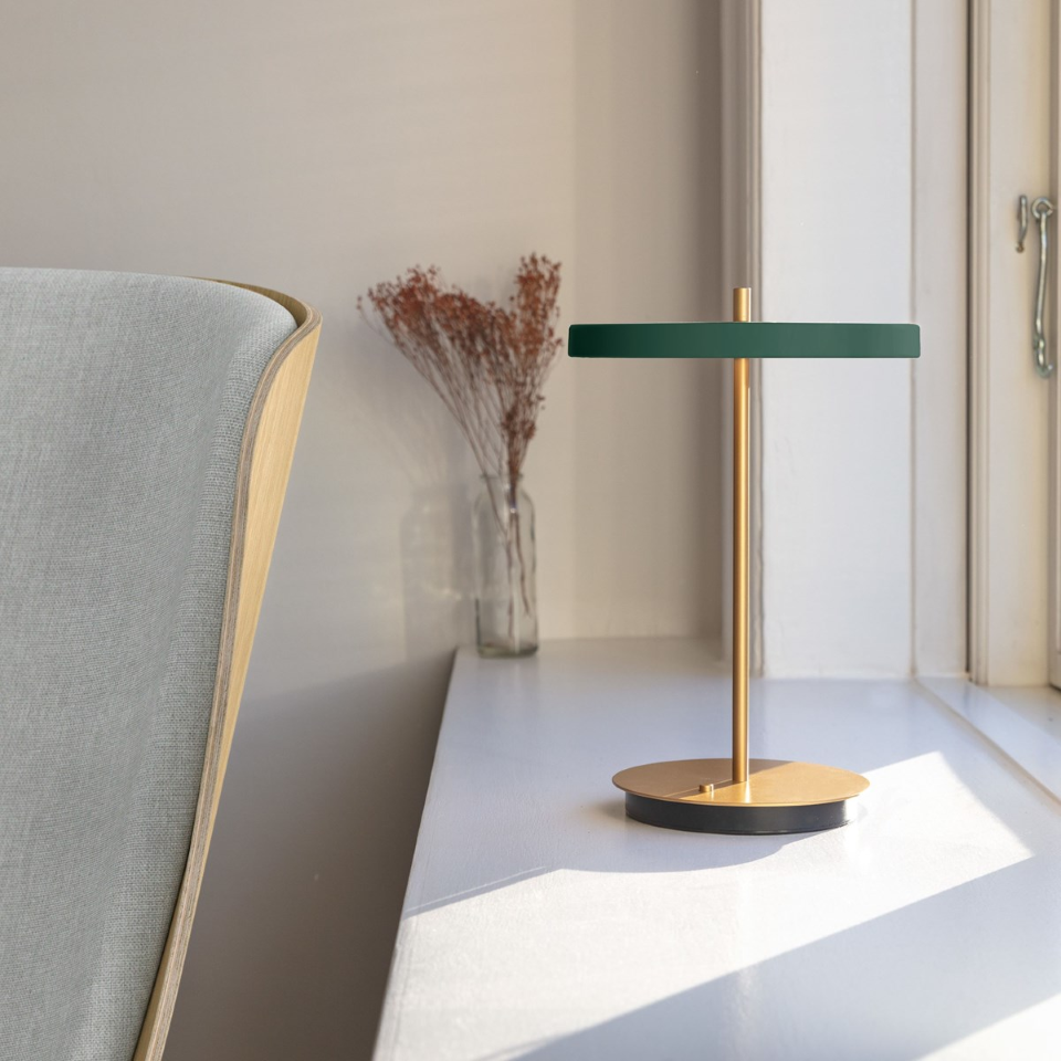 Asteria Move portable bordlampe, grøn og messing • UMAGE - Copenhagenhomedesign
