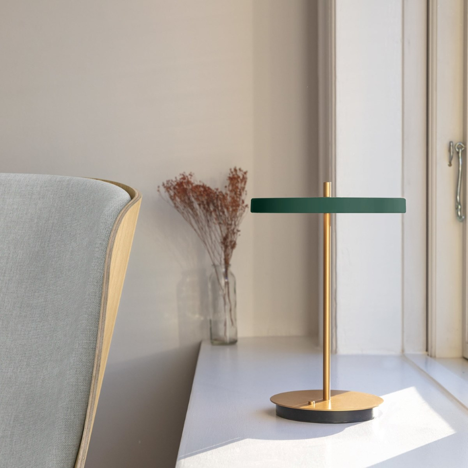 Asteria Move portable bordlampe, grøn og messing • UMAGE - Copenhagenhomedesign
