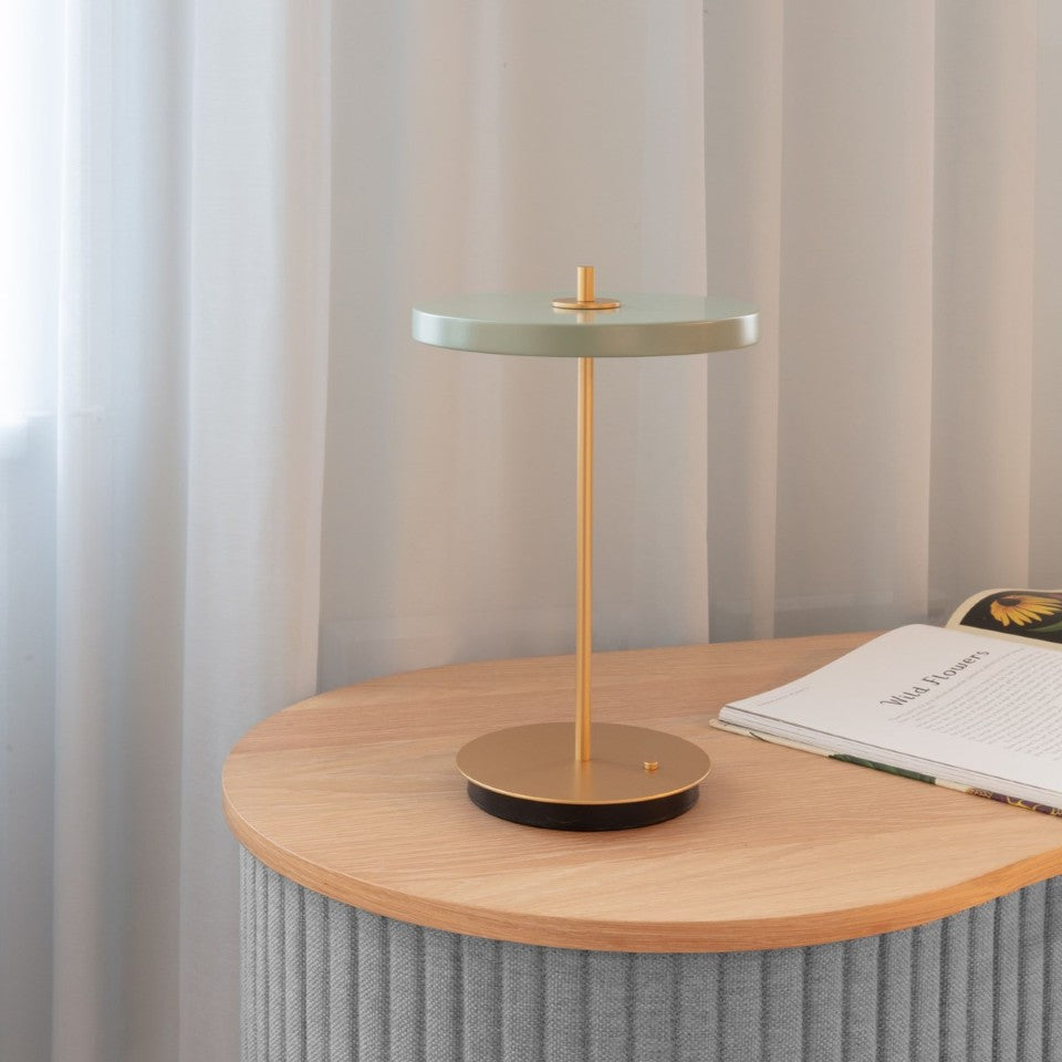 Asteria Move portable bordlampe, oliven og messing • UMAGE - Copenhagenhomedesign