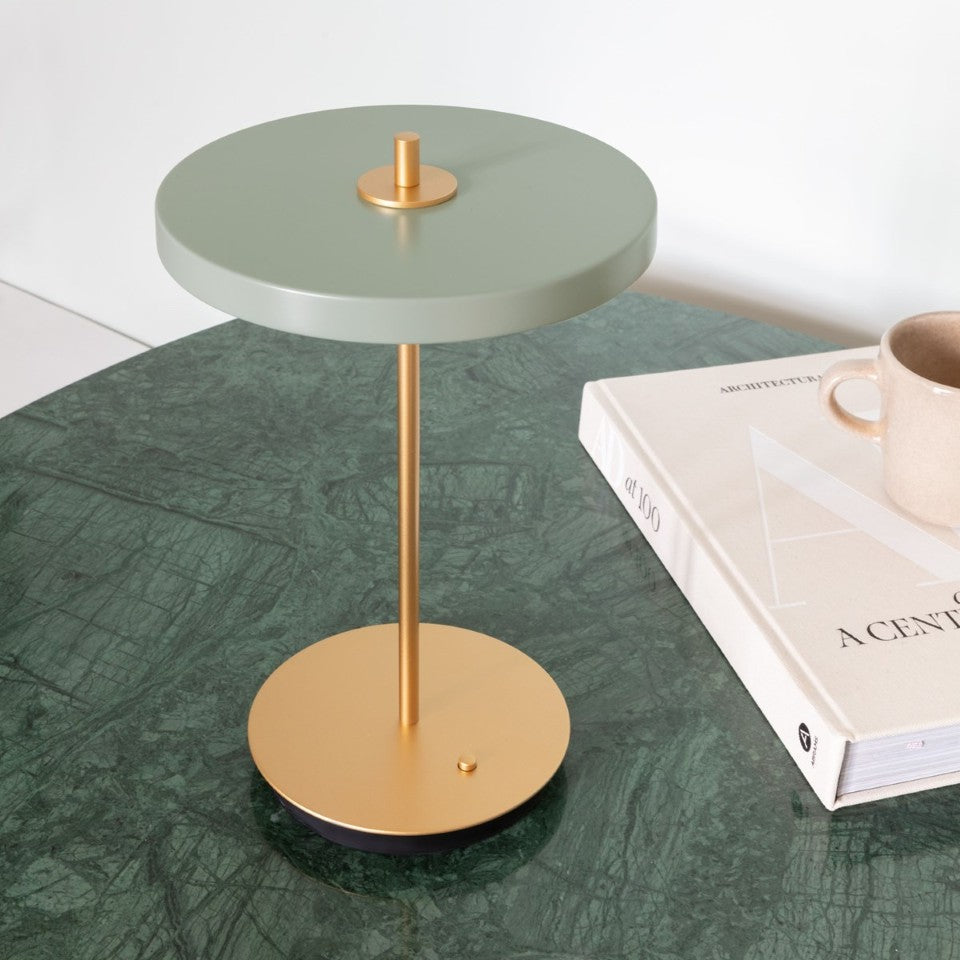 Asteria Move portable bordlampe, oliven og messing • UMAGE - Copenhagenhomedesign