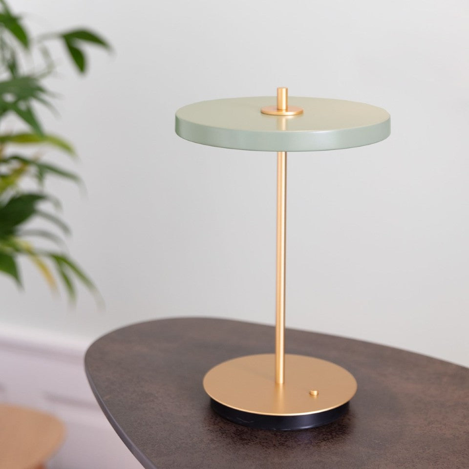 Asteria Move portable bordlampe, oliven og messing • UMAGE - Copenhagenhomedesign