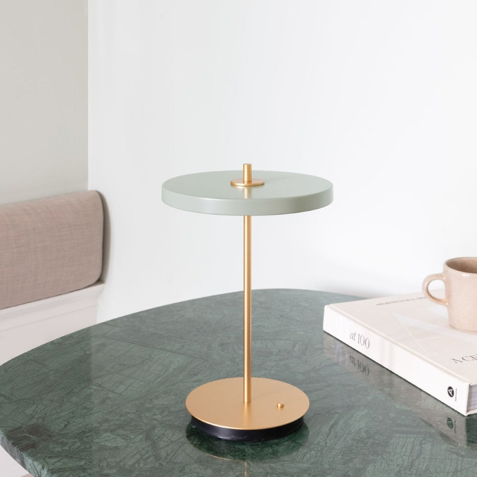 Asteria Move portable bordlampe, oliven og messing • UMAGE - Copenhagenhomedesign