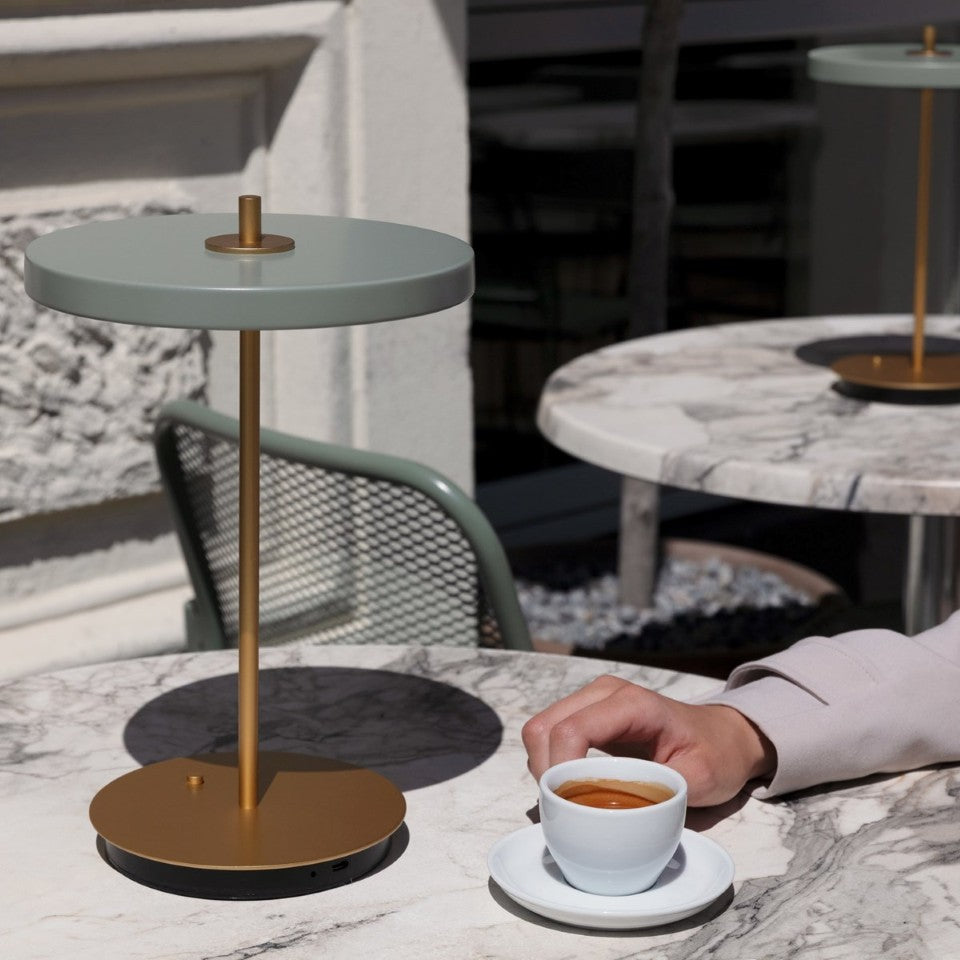 Asteria Move portable bordlampe, oliven og messing • UMAGE - Copenhagenhomedesign