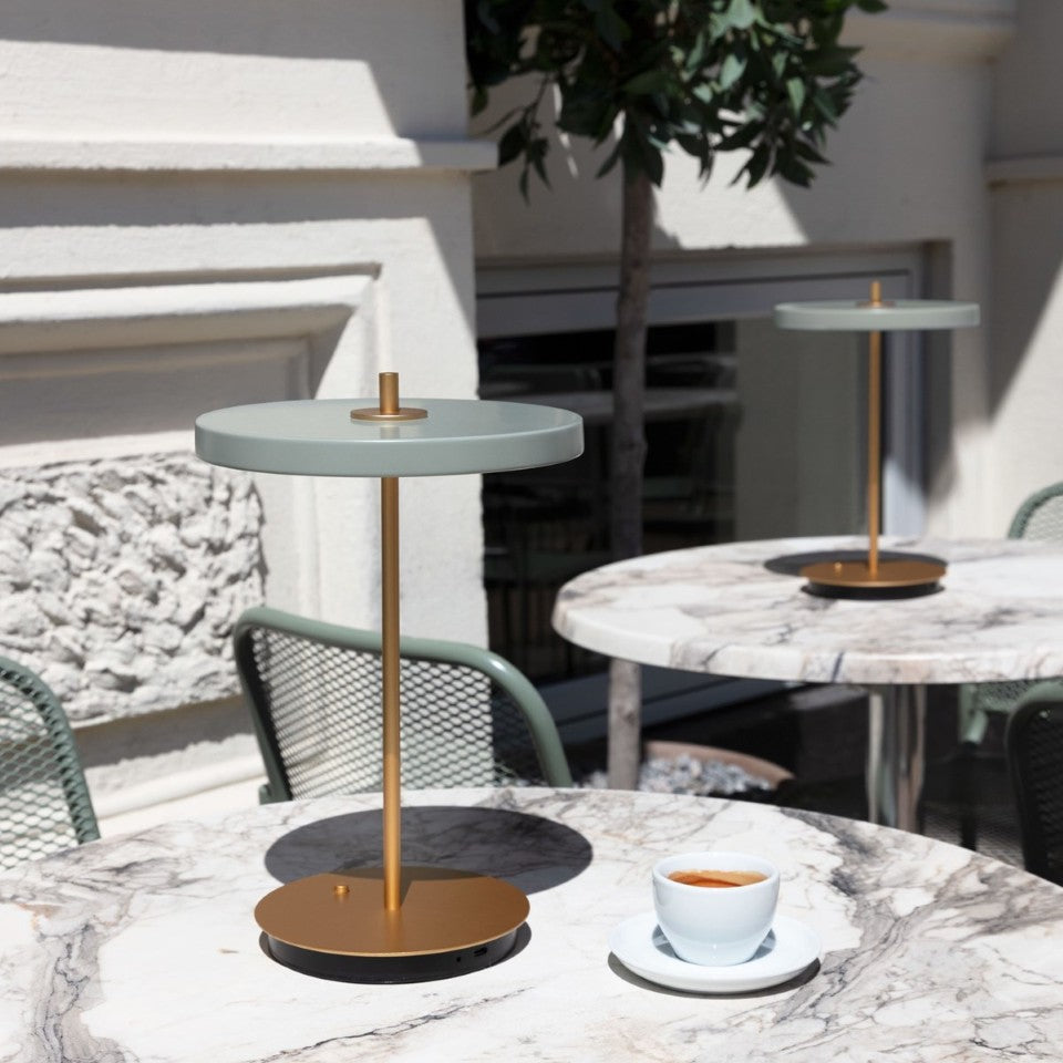 Asteria Move portable bordlampe, oliven og messing • UMAGE - Copenhagenhomedesign
