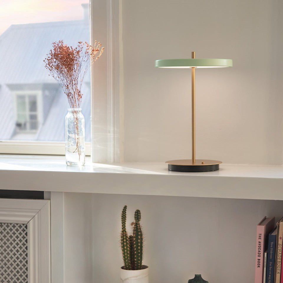 Asteria Move portable bordlampe, oliven og messing • UMAGE - Copenhagenhomedesign