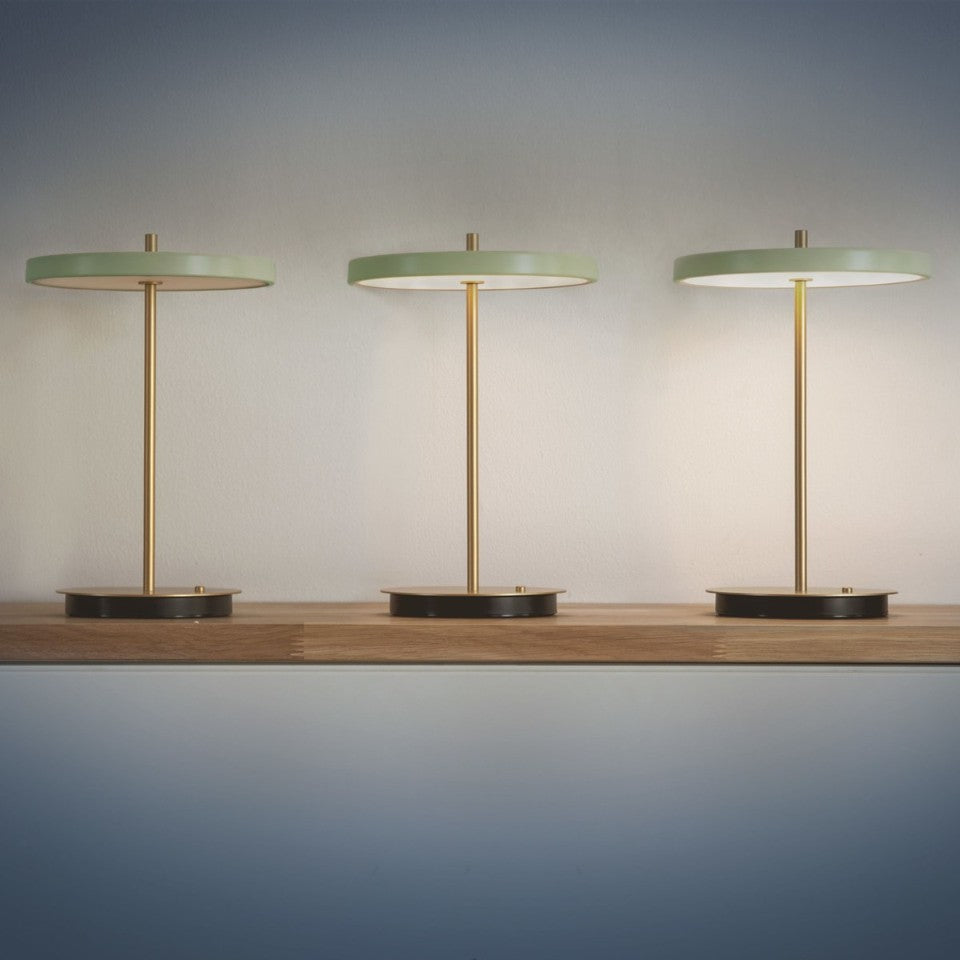 Asteria Move portable bordlampe, oliven og messing • UMAGE - Copenhagenhomedesign