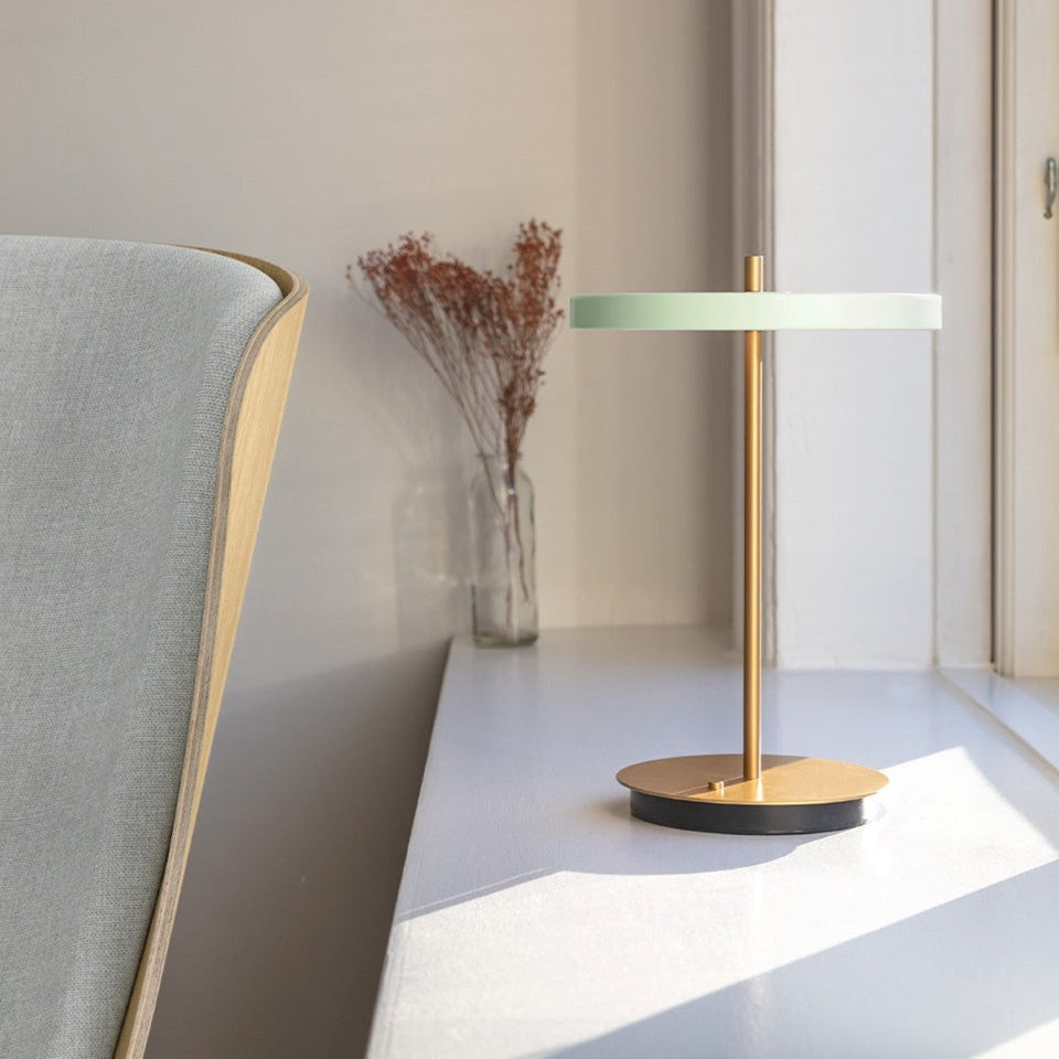 Asteria Move portable bordlampe, oliven og messing • UMAGE - Copenhagenhomedesign
