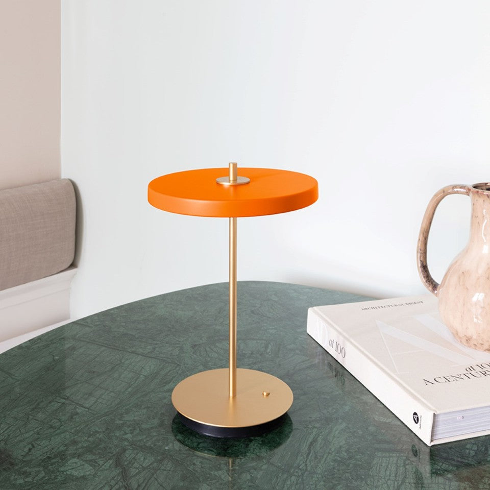 Asteria Move portable bordlampe, orange og messing • UMAGE - Copenhagenhomedesign