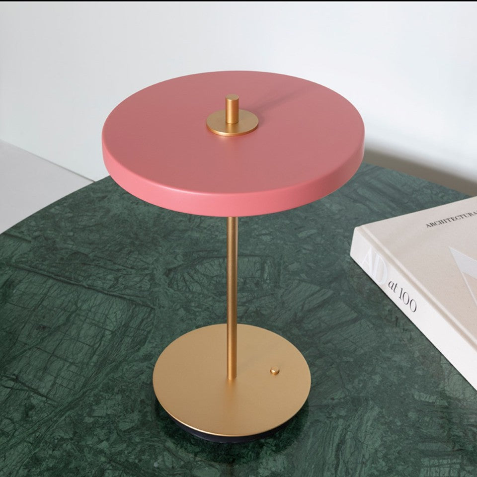 Asteria Move portable bordlampe, rose og messing • UMAGE - Copenhagenhomedesign