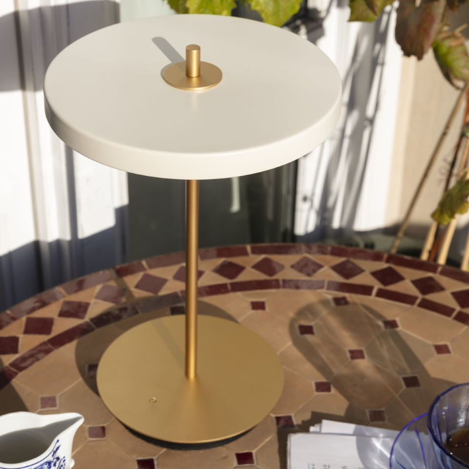 Asteria Move portable bordlampe, hvid og messing • UMAGE - Copenhagenhomedesign