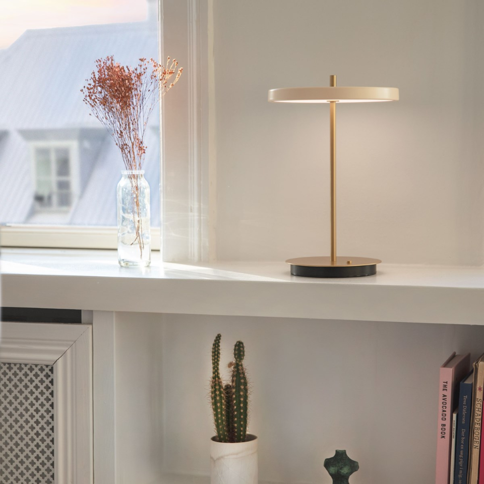 Asteria Move portable bordlampe, hvid og messing • UMAGE - Copenhagenhomedesign