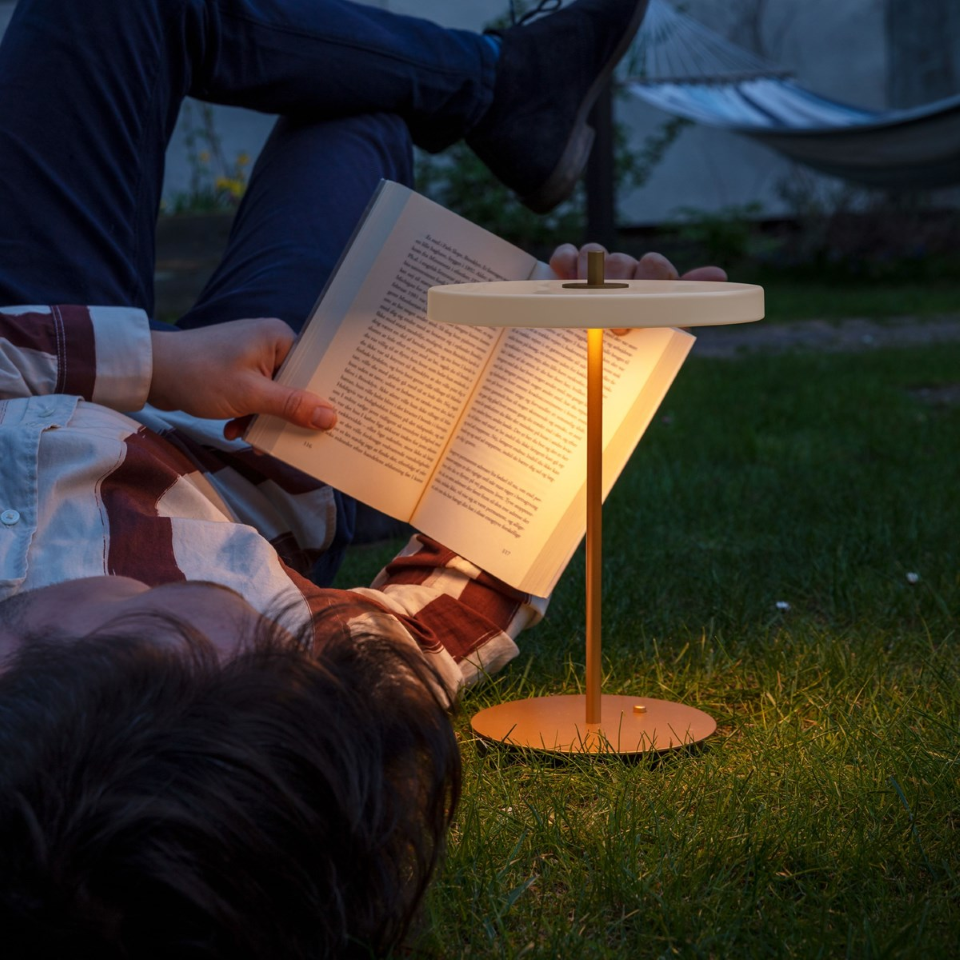 Asteria Move portable bordlampe, hvid og messing • UMAGE - Copenhagenhomedesign