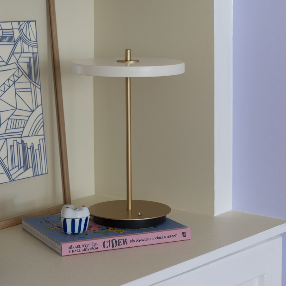 Asteria Move portable bordlampe, hvid og messing • UMAGE - Copenhagenhomedesign