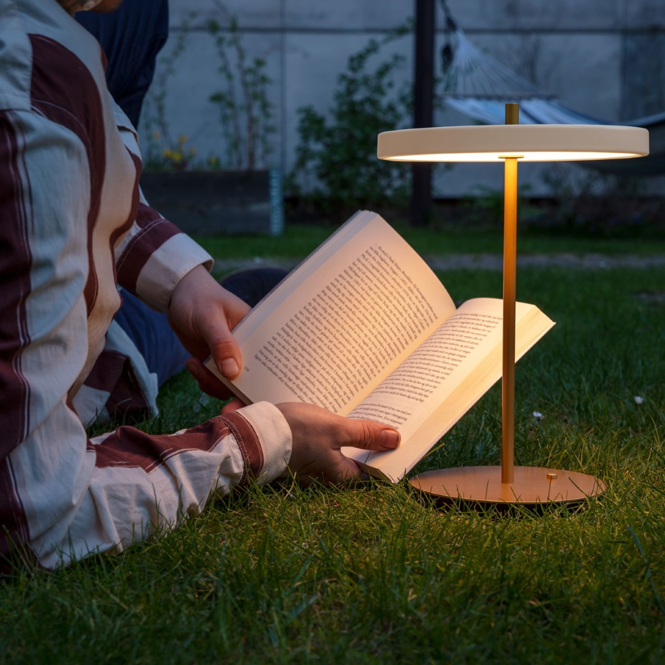 Asteria Move portable bordlampe, hvid og messing • UMAGE - Copenhagenhomedesign
