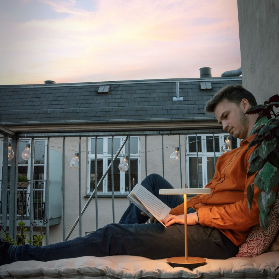 Asteria Move portable bordlampe, hvid og messing • UMAGE - Copenhagenhomedesign