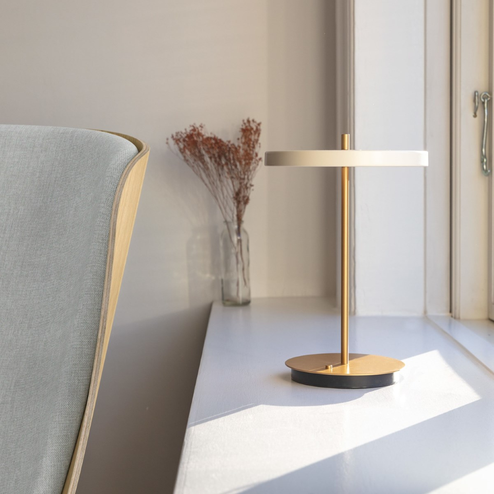 Asteria Move portable bordlampe, hvid og messing • UMAGE - Copenhagenhomedesign