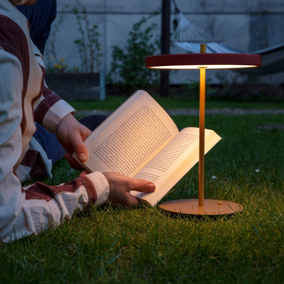 Asteria Move portable bordlampe, rød og messing • UMAGE - Copenhagenhomedesign