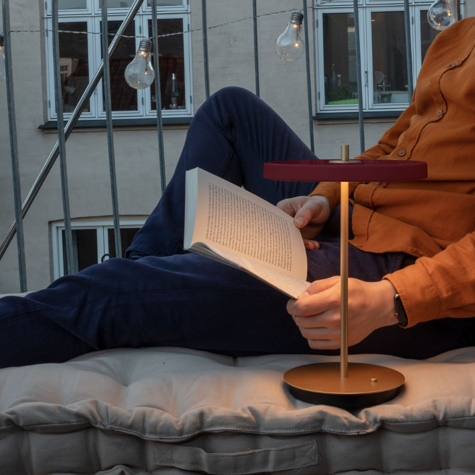 Asteria Move portable bordlampe, rød og messing • UMAGE - Copenhagenhomedesign
